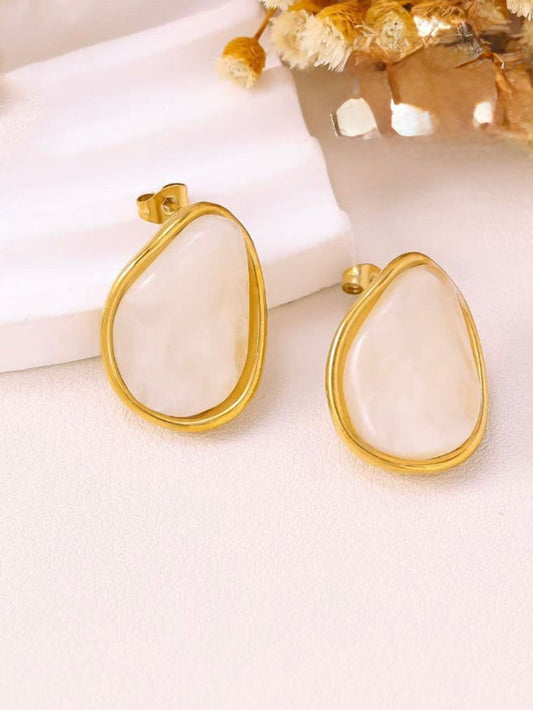 D23 - Aretes medianos. Color beige con dorado. Acero inoxidable.