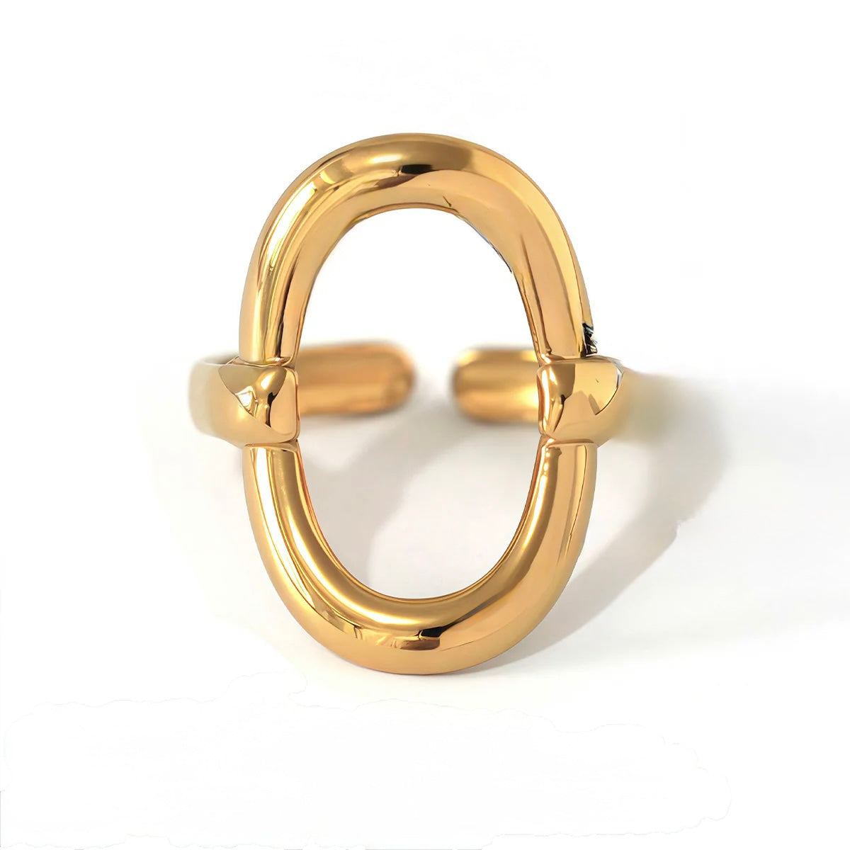 B08 - Anillo óvalo. Color dorado. Acero inoxidable.