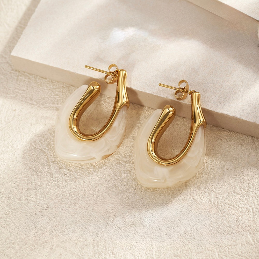 B14 - Arracadas rombo. Color beige con dorado. Acero inoxidable.