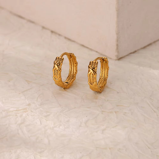Arracadas chicas. Color dorado. Acero inoxidable.