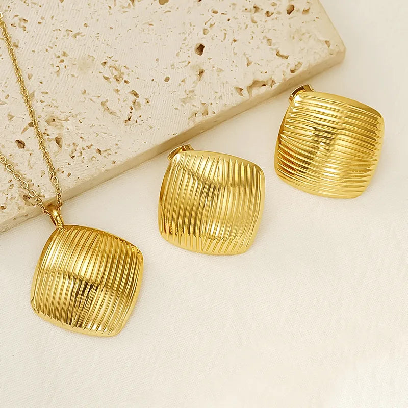 G12 - Juego collar y aretes de rombos. Color dorado. Acero inoxidable.