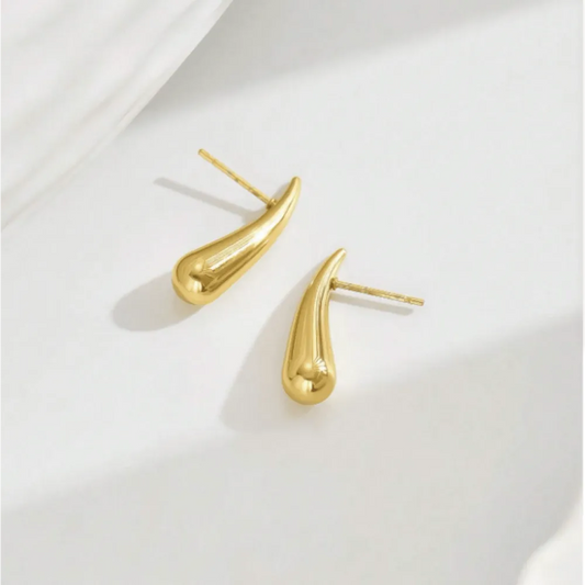 Aretes chicos de gotas. Color dorado. Acero inoxidable.