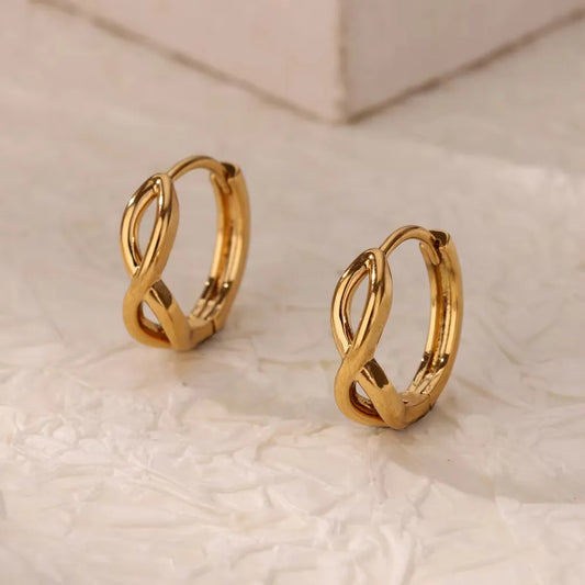 Arracadas con circonias. Color dorado. Acero inoxidable.