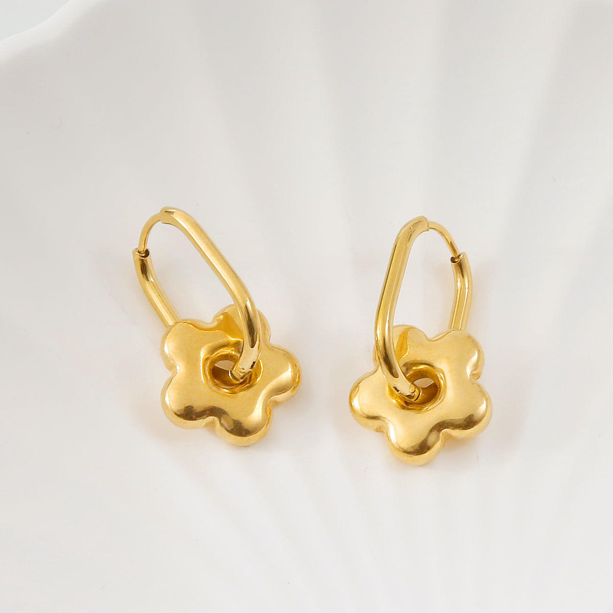 G19 - Arracadas doble uso, con dije de flor. Color dorado. Acero inoxidable.