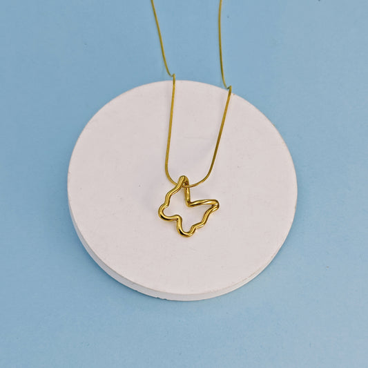 G20 - Collar con dije de contorno de mariposa. Color dorado. Acero inoxidable.