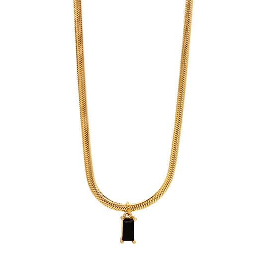 G22 - Collar planchado con dije rectagular chico. Color dorado. Acero inoxidable.