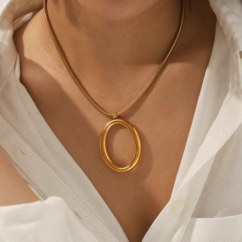 Collar dije grande de óvalo. Color dorado. Acero inoxidable.