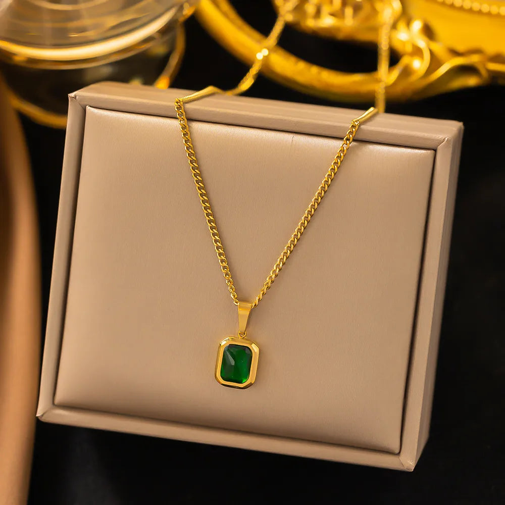 H09 - Collar con dije con cristal color esmeralda. Color dorado. Acero ...