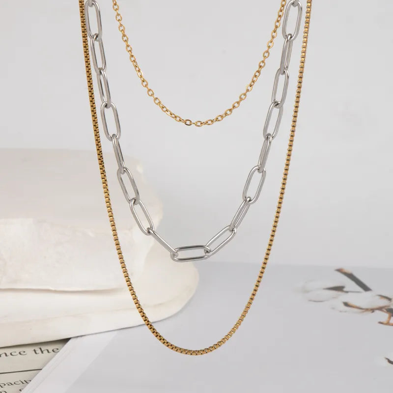 H10 - Collar triple. Color dorado y plateado. Color dorado. Acero inoxidable.