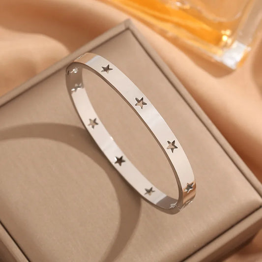 H11 - Pulso tipo Cartier con estrellas. Color plateado. Acero inoxidable.