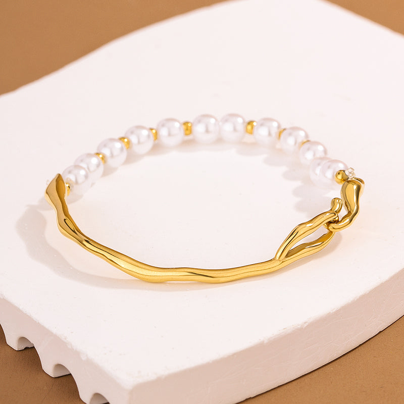 H16 - Pulsera mitad rígida y mitad perlas. Color dorado. Acero inoxidable.