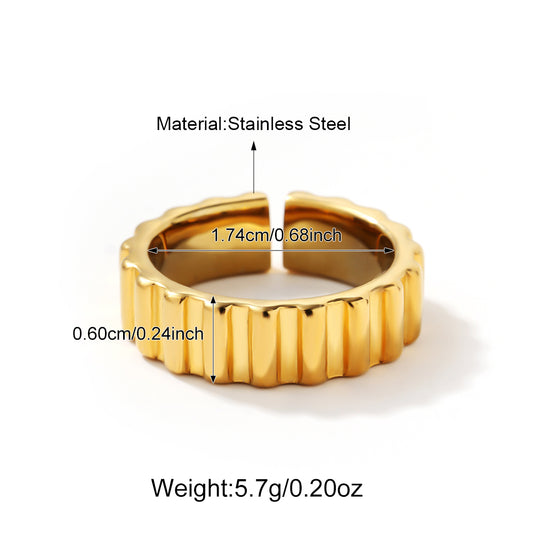 Anillo ajustable. Color dorado. Acero inoxidable.