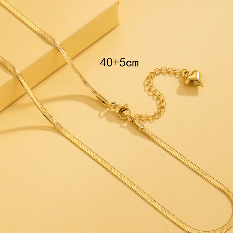 Collar planchado. Color dorado. Acero inoxidable.