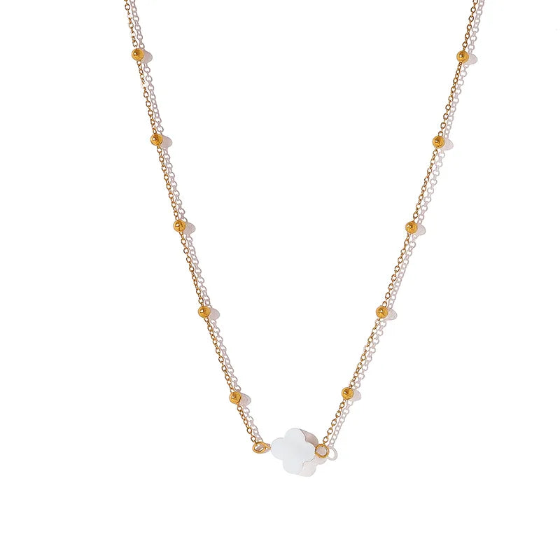 H22 - Collar con dije de flor concha nácar. Color dorado. Acero inoxidable.