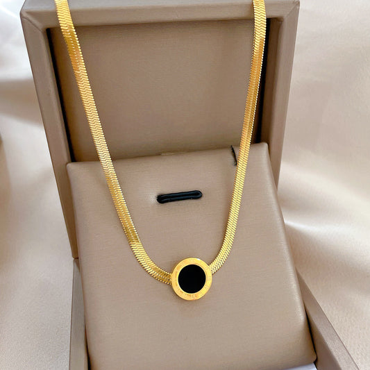 Collar con dije negro. Color dorado. Acero inoxidable.