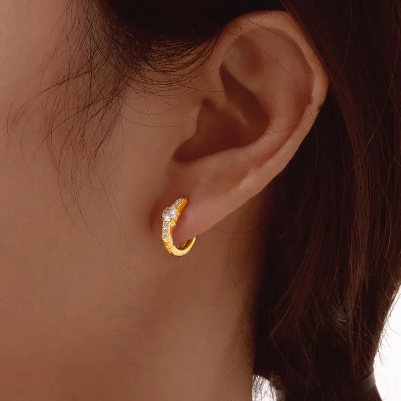 K21 - Arracadas chicas con circonias. Color dorado. Acero inoxidable.