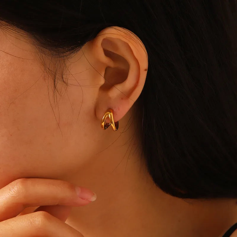 F05 - Arracada chica doble. Color dorado. Acero inoxidable.