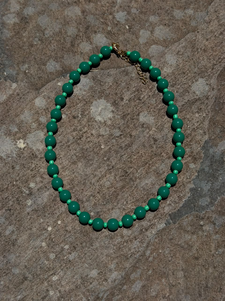 C07 - Collar tonos verdes. Resina.