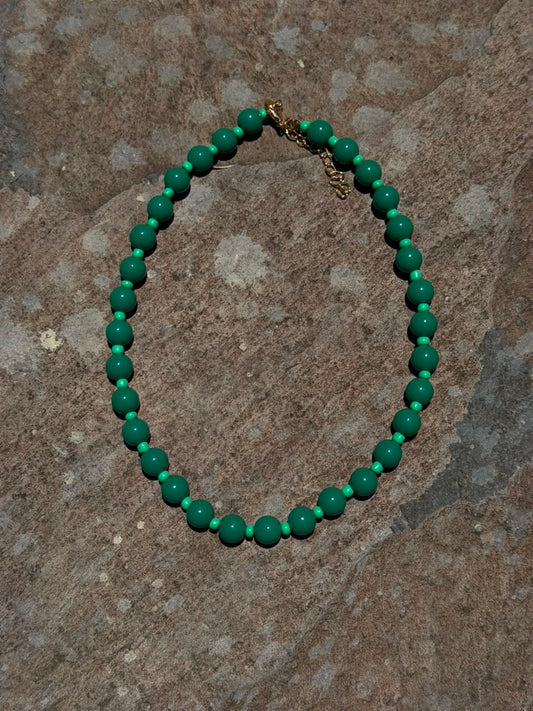 C07 - Collar tonos verdes. Resina.