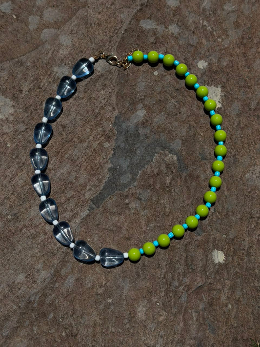 C06 - Collar azul con verde. Resina.