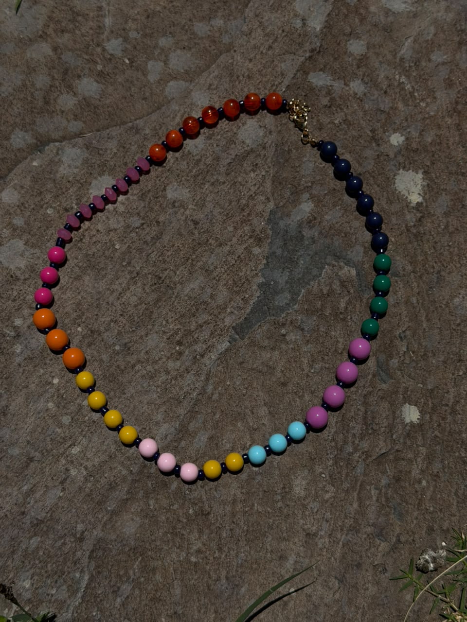 A05 - Collar bolitas. Varios colores. Cristal y resina.
