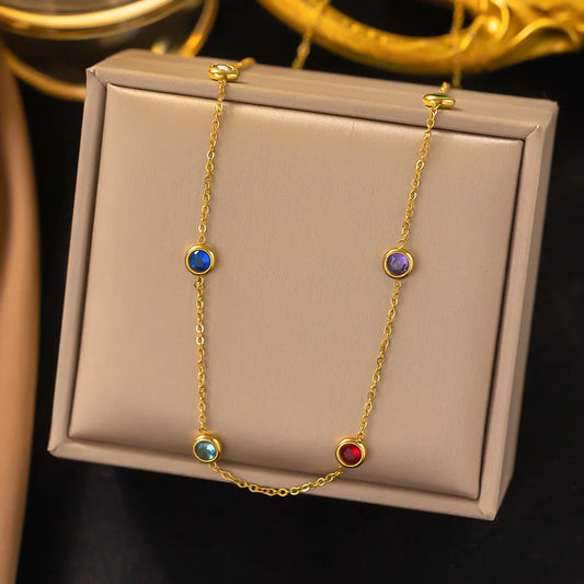 Collar con circonias de colores. Color dorado. Acero inoxidable.