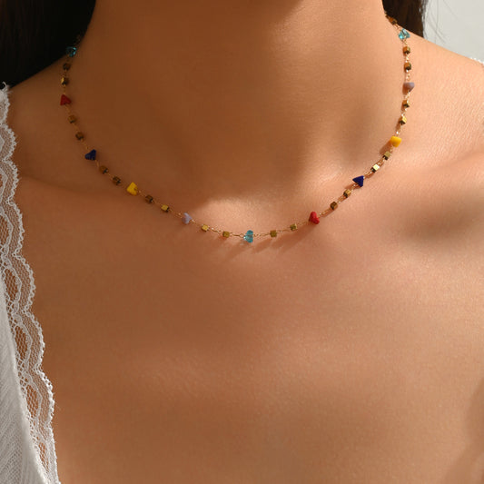 Collar de piedras chicas de colores. Color dorado. Acero inoxidable.