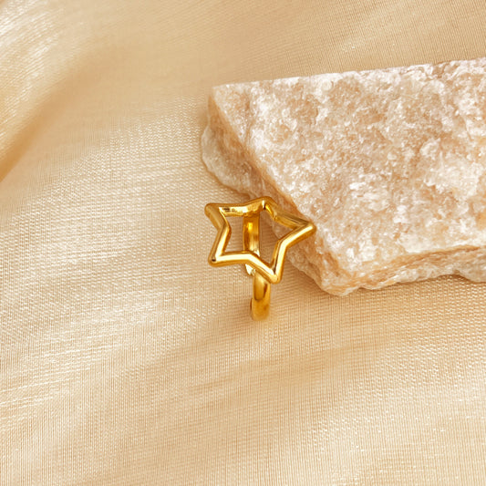 Anillo contorno estrella. Color dorado. Acero inoxidable.