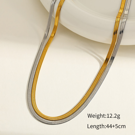 Collar planchado doble. Color dorado con plateado. Acero inoxidable.