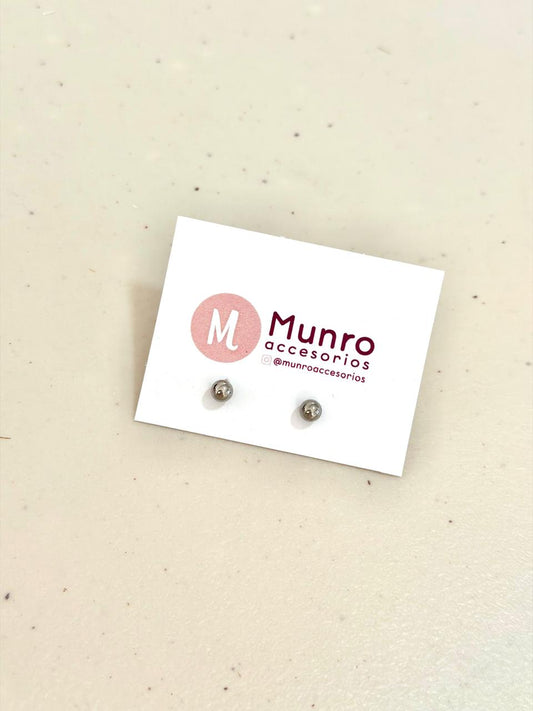 J11 - Aretes bolitas chicas. Color plateado. Acero inoxidable.