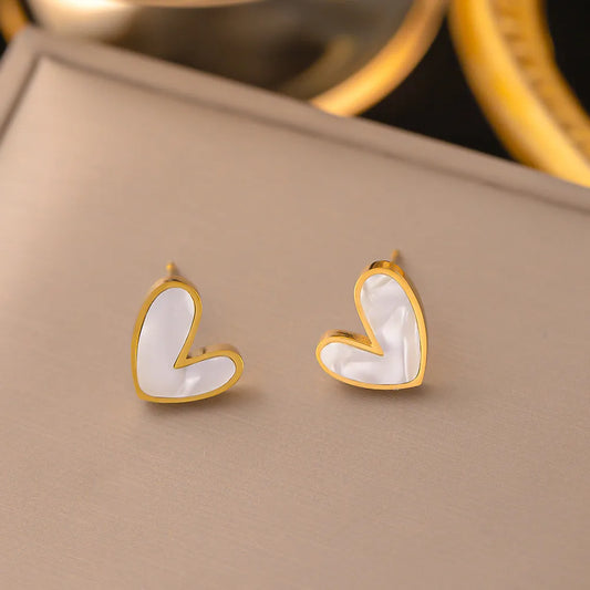 J18 - Aretes chicos de corazones concha nácar. Color dorado. Acero inoxidable.