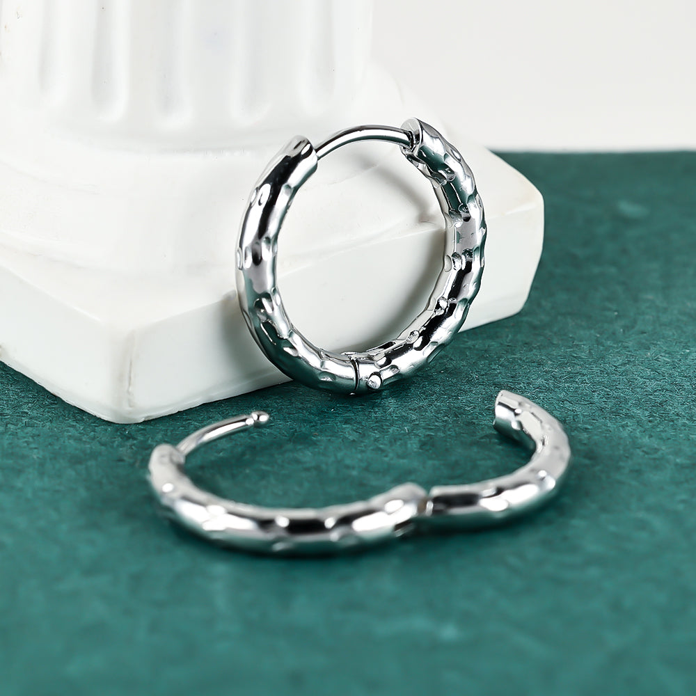 J20 - Arracadas con textura. Color plateado. Acero inoxidable.