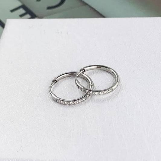 J22 - Arracadas chicas con circonias. Color plateado. Acero inoxidable.