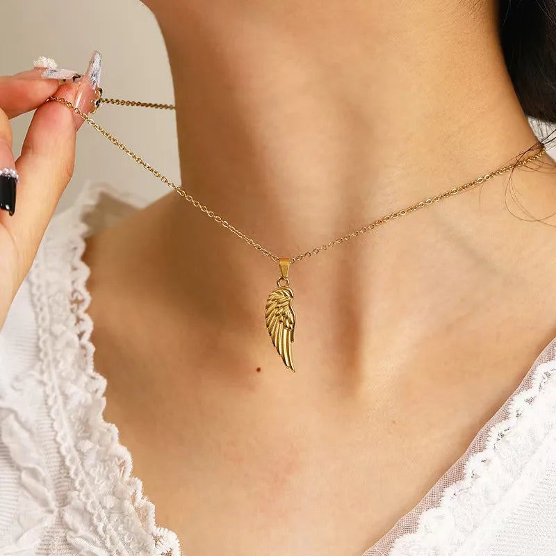 J26 - Collar ala. Color dorado. Acero inoxidable.