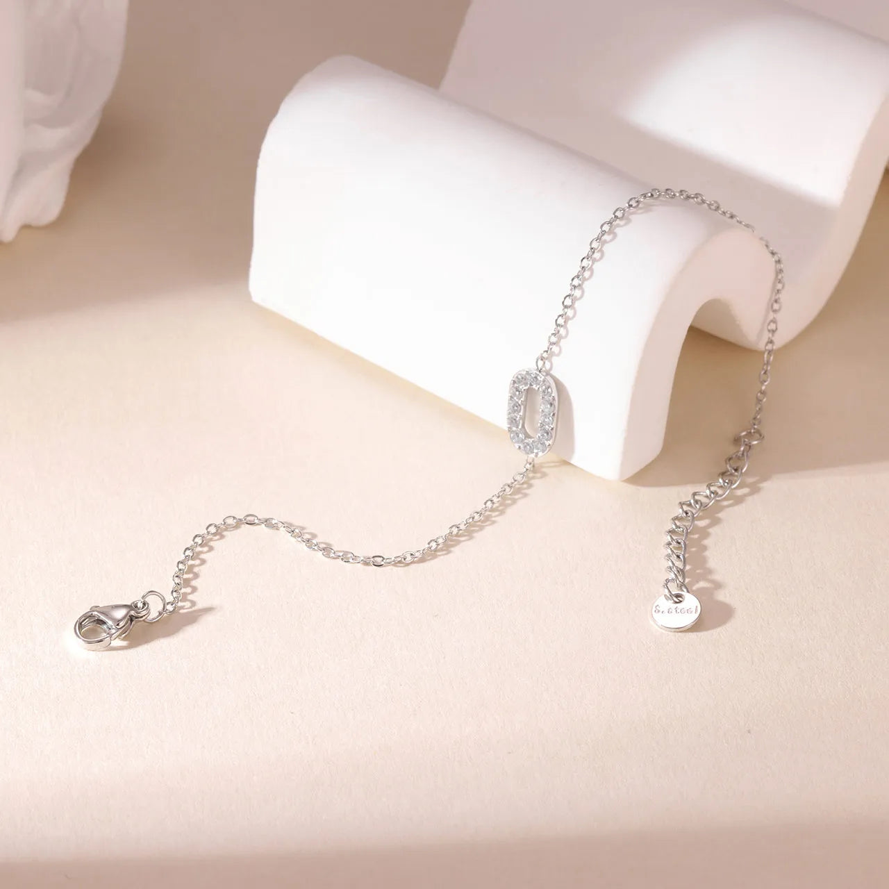 J27 - Pulsera con dije con circonias. Color plateado. Acero inoxidable.