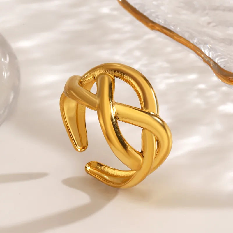 J32 - Anillo varias líneas, ajustable. Color dorado. Acero inoxidable.