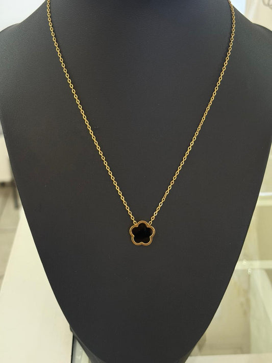 K01 - Collar de flor negra. Color dorado. Acero inoxidable.