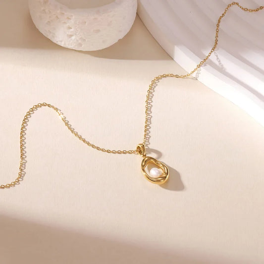 K02 - Collar con dije con perlita. Color dorado. Acero inoxidable.