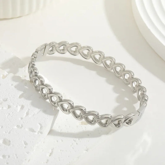 K04 - Pulso de corazones. Color plateado. Acero inoxidable.