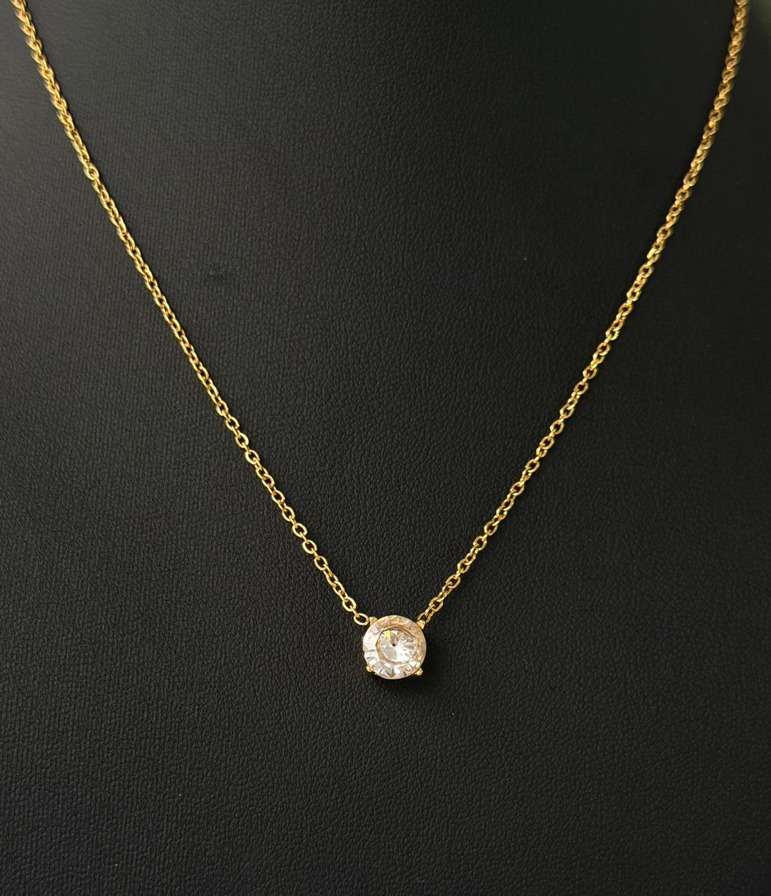 K15 - Collar con dije circonia. Color dorado. Acero inoxidable.