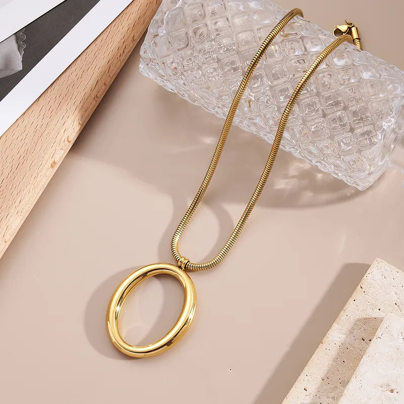 K17 - Collar con dije grande ovalado. Color dorado. Acero inoxidable.