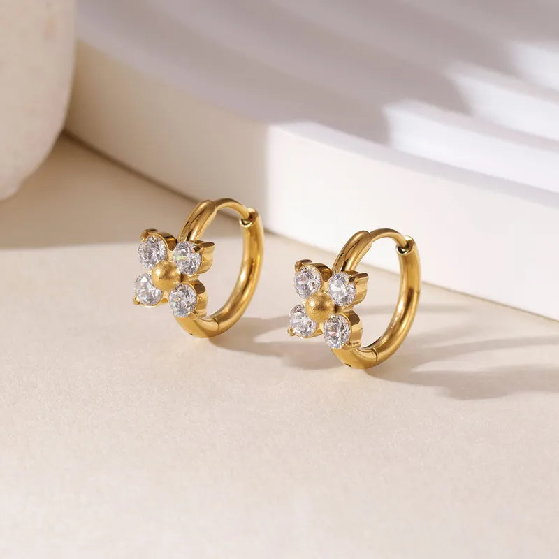 K20 - Arracadas chicas con flor de circonias. Color dorado. Acero inoxidable.