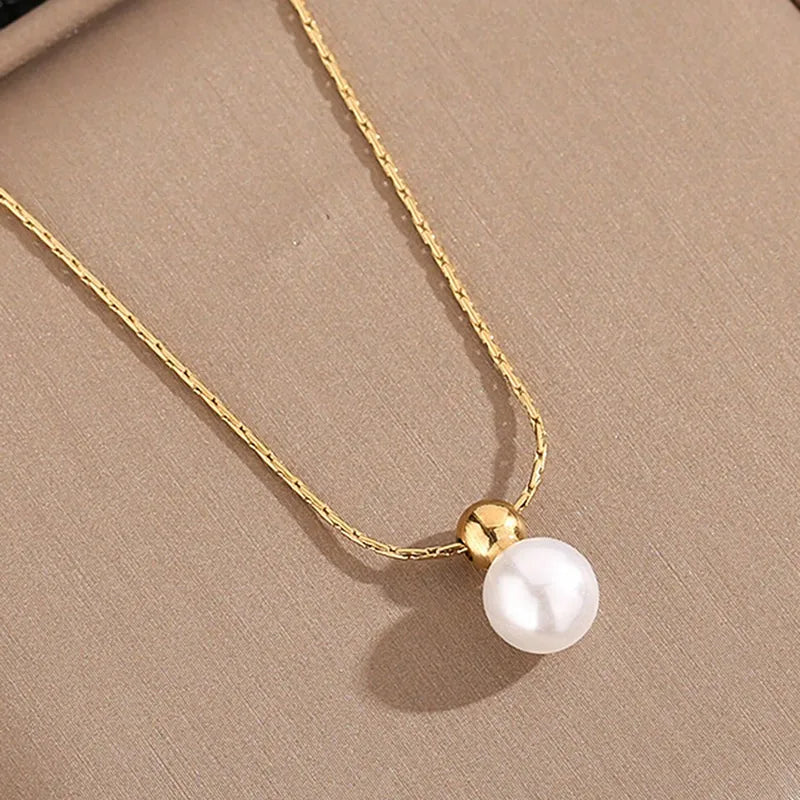 K23 - Collar con dije con perla. Color dorado. Acero inoxidable.