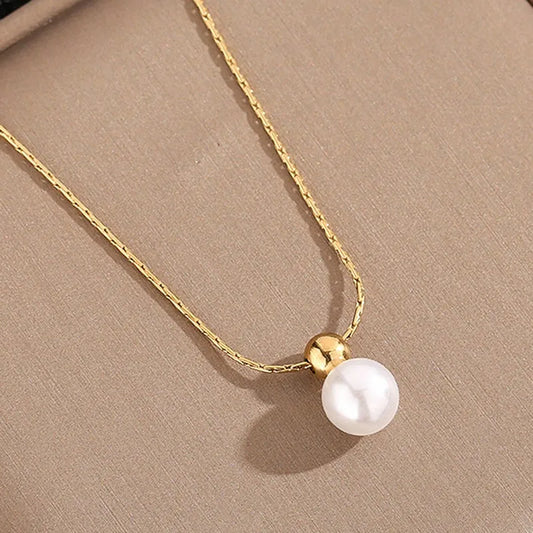 K23 - Collar con dije con perla. Color dorado. Acero inoxidable.