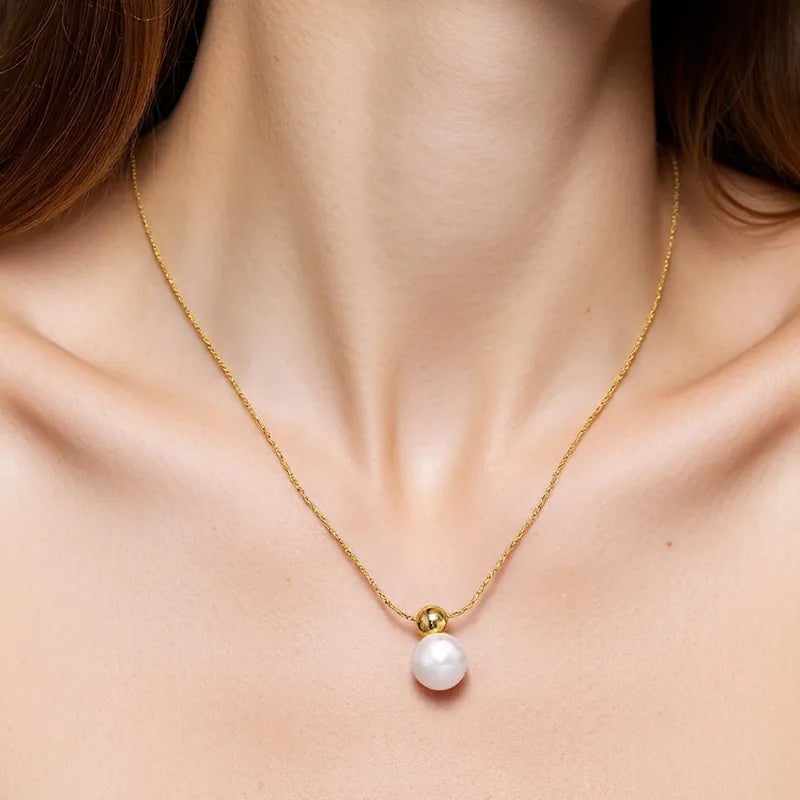 K23 - Collar con dije con perla. Color dorado. Acero inoxidable.