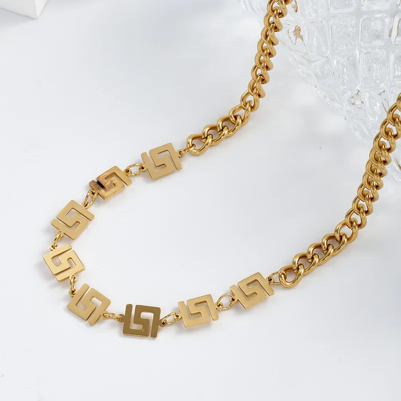 L03 - Collar cadena con dijes figuras. Color dorado. Acero inoxidable.