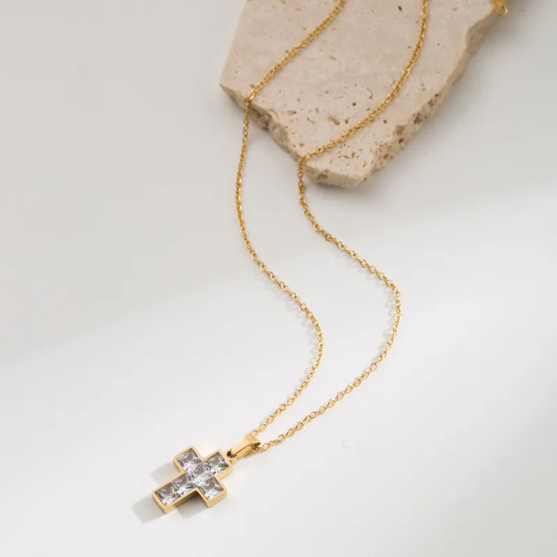 L07 - Collar con dije de cruz con circonias. Color dorado. Acero inoxidable.