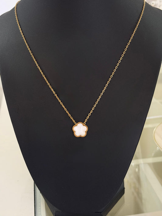 L08 - Collar con dije de flor blanca. Color dorado. Acero inoxidable.