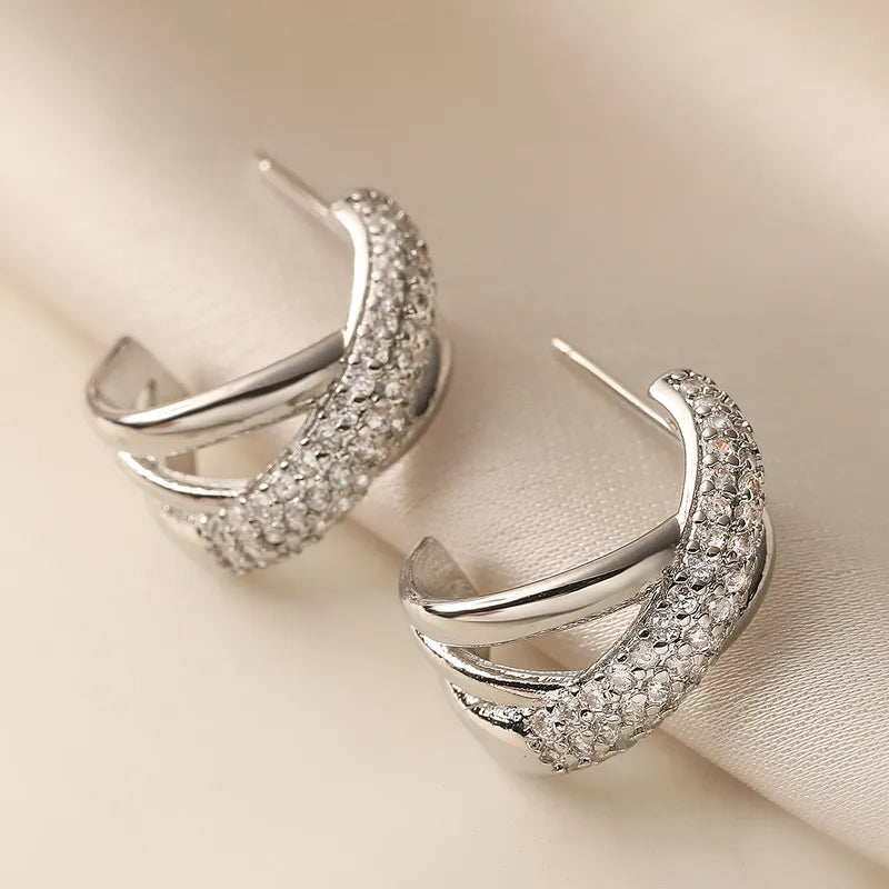 L11 - Aretes cruz con circonias. Color plateado. Acero inoxidable.