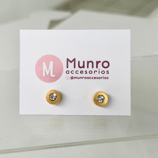 M01 - Aretes círculos con circonias. Color dorado. Acero inoxidable.